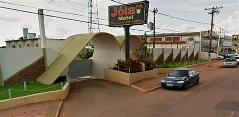 Gay expulso de motel por suposto sexo a três ganha indenização na