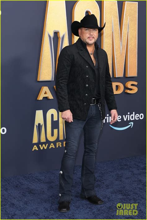 Jason Aldean Walks Acm Award 2022 Carpet With Wife Brittany Photo