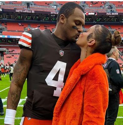 Deshaun Watson S Girlfriend Jilly Anais Shares Kiss With Quarterback