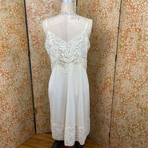 Vintage 1960 Sheer LACE BODICE VANITY FAIR SLIP Sil Gem