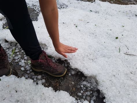 Moradores relatam susto chuva de granizo que deixou ruas de Jundiaí