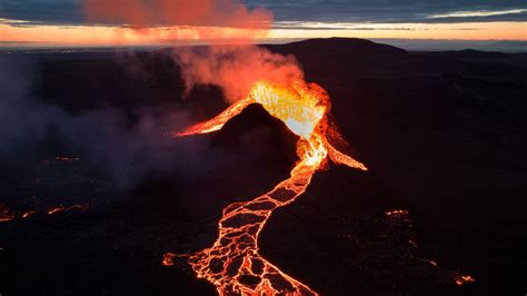 Volcanic Eruptions In Indonesia Trigger Tsunami Alert More Than 11000 People To Be Evacuated