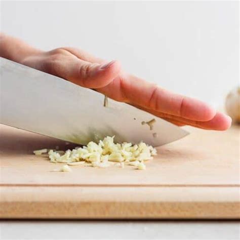 How To Cut Garlic Minced Sliced Crushed Feelgoodfoodie