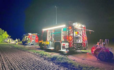 Feuerwehr löscht brennenden Pkw Deister Echo