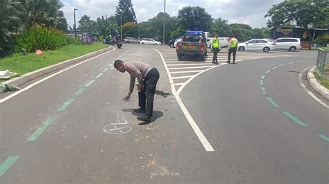 Diduga Ngebut Saat Nikung Pemotor Tewas Tertabrak Truk Molen Di Gading