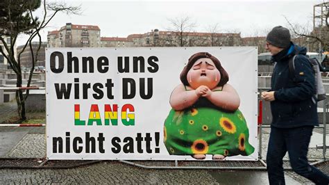 Bauern machen sich mit widerlichem Plakat über Ricarda Langs Figur lustig