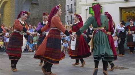 El Festival Folklórico de los Pirineos arranca en Jaca con un colorista