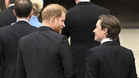 Senyum Pangeran Harry Detik Detik Jelang Penobatan Raja Charles Iii Datang Sendiri Tanpa Meghan