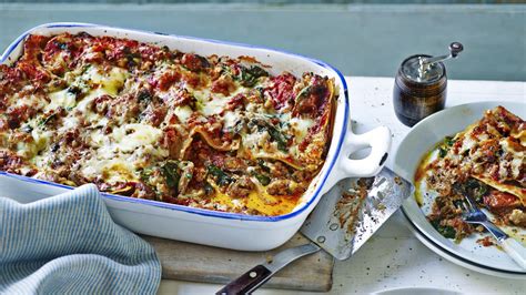 Slow cooker beef lasagne recipe - BBC Food