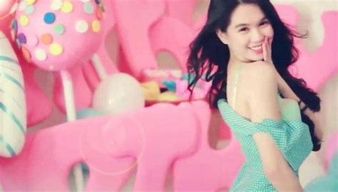 Ngọc Trinh khoe ảnh diện bikini bốc lửa cầm bánh sinh nhật