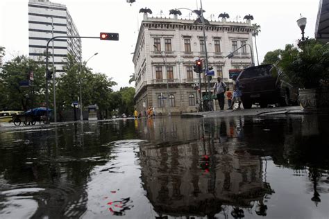 Chuva provoca alagamentos e há previsão de pancadas fortes ao longo do