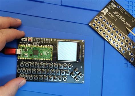 PICOmputer Connects Raspberry Pi Pico To QWERTY Keyboard Display And