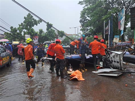 Papan Reklame Caleg DPRD Kota Bogor Roboh Timpa Lapak Pedagang Sate