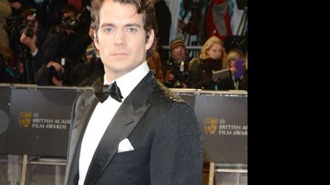 Henry Cavill revela que viveu episódio embaraçoso durante cena de sexo