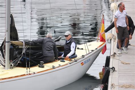 El Rey Juan Carlos Risas Y Abrazos En Su Primera Jornada En El Mar