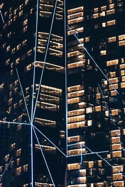 Un Edificio Con Luces Azules Y Un Edificio Con La Palabra Luz Foto