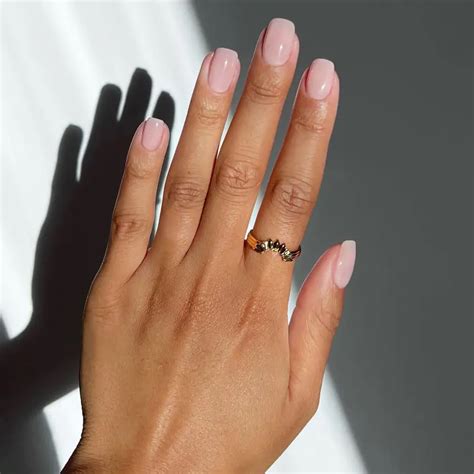 10 ideas de uñas nude con decoraciones burdeos perfectas para invierno