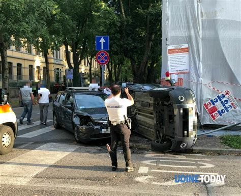 Scontro In Via Gorizia Un Automobile Si Ribalta