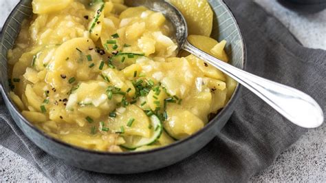 Klassischer Kartoffelsalat Mit Essig Und Öl Rezept