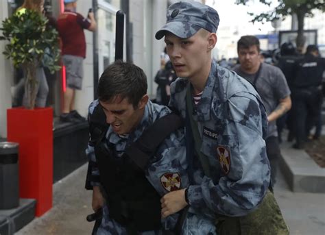 Russian Police Arrest Over 1 000 In Moscow