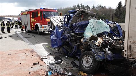 A2 Bei Helmstedt Horror Unfall Transporterfahrer Stirbt News38 De