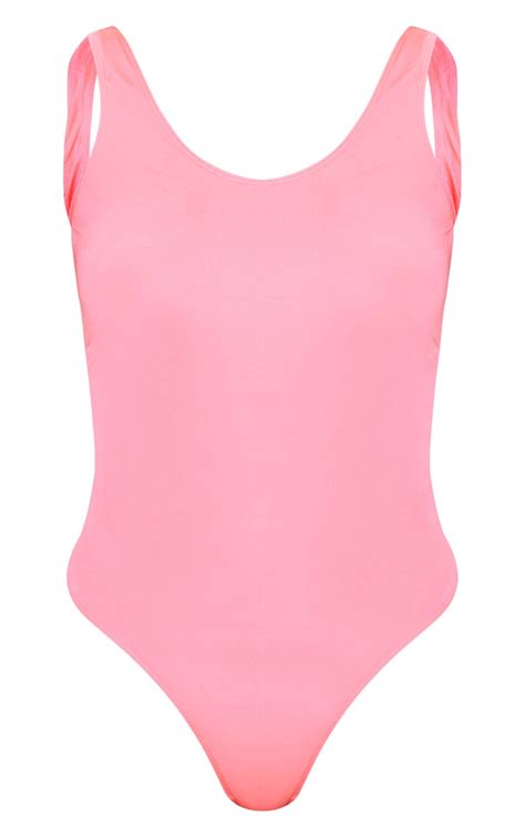 Top nude en maille rayé à nouer devant PrettyLittleThing FR