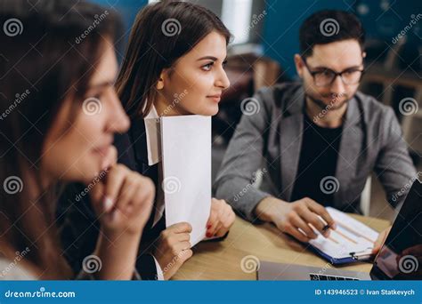 Volle Konzentration Bei Der Arbeit Gruppe Junge Arbeitende Und Beim Am