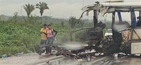 Choque entre micro ônibus e carreta deixa pelo menos dez mortos na PA