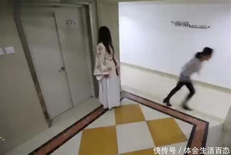 男子坐电梯发现长衣女子，看到他随后的反应，众人凌乱了 这个女孩平时特别喜欢cosplay各种角色