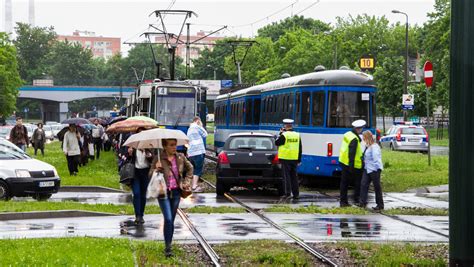 Aleja Pokoju Auto wjechało pod tramwaj Utrudnienia w ruchu Wiadomości