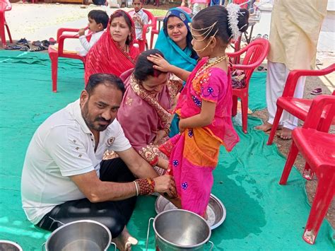 Hundreds Of Girls Were Fed Food On The Fifth Day Of Navratri In Shanti Nagar महू में कन्या