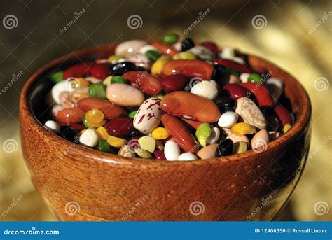 Feij Es Misturados Coloridos Na Bacia De Madeira Foto De Stock Imagem