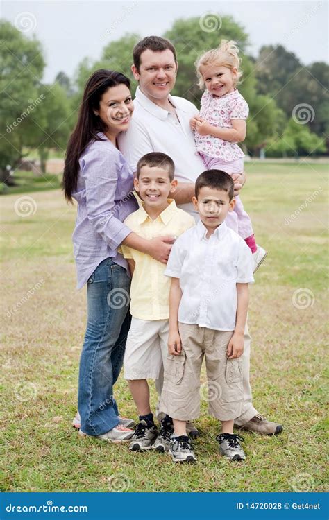 Famille De Cinq Heureuse Posant Sur Le Fond Naturel Photo Stock Image