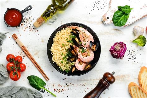 Fideos de cocina tradicional asiática con gambas y mejillones platos de