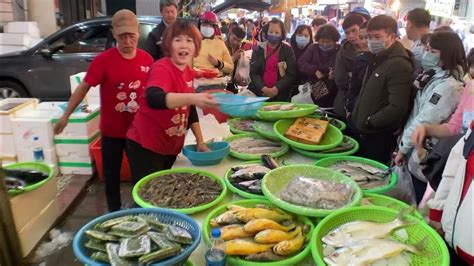 肉魚很快賣完了，剩下一尾阿源直接用送的 台中水湳市場 海鮮叫賣哥阿源 Taiwan Seafood Auction Youtube