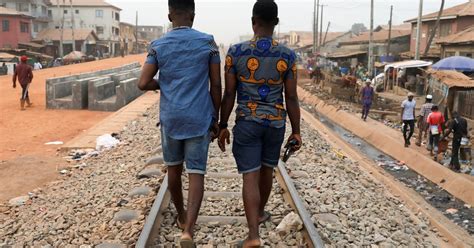 La policía de Nigeria irrumpió en una boda gay y arrestó a personas Infobae