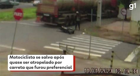 V Deo Motociclista Se Salva Ap S Quase Ser Atropelado Por Carreta Que