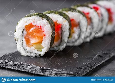 Appetitliche Sushi Roll Maki Mit Lachs Auf Einer Schwarzen Steinplatte