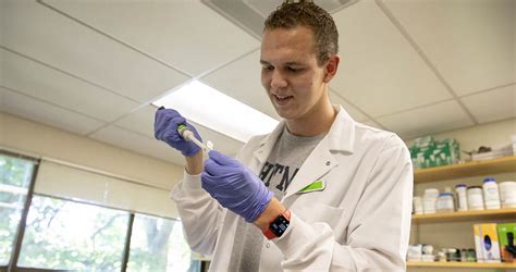 Beckman Scholars Advance Scientific Learning Through Summer Research