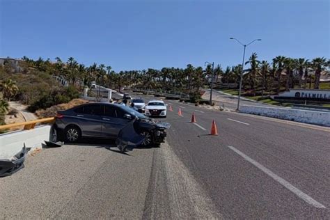 Vehículo impacta contra muro de contención en Los Cabos