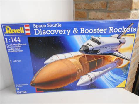 Revell Space Shuttle Discovery Booster Rockets