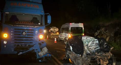 Três pessoas morrem em acidente entre carro e carreta em Guaraniaçu