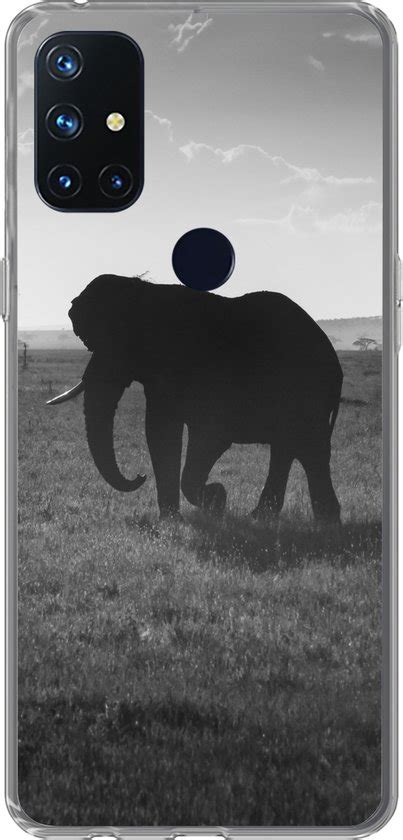 Oneplus Nord N G Hoesje Silhouet Van Een Olifant In De Serengeti