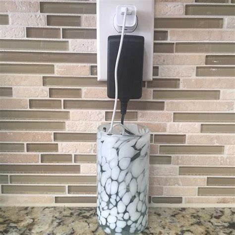 Раздражают и портят интерьер: как красиво скрыть провода и удлинители