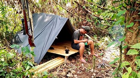 Membangun Shelter Sederhana Menggunakan Kayu Di Bawah Pohon Rimbun