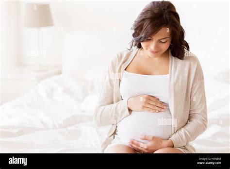 Glücklich Schwanger Frau Sitzt Am Bett Zu Hause Stockfotografie Alamy