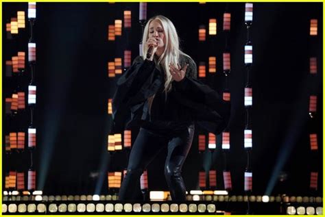 Carrie Underwood Makes Her Latin Amas Debut Stuns On Red Carpet In
