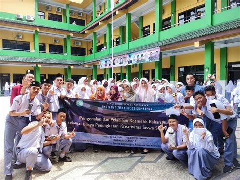 Tim Dosen ITERA Sosialisasikan Kosmetik Bahan Alam Ke SMA Al Azhar 3