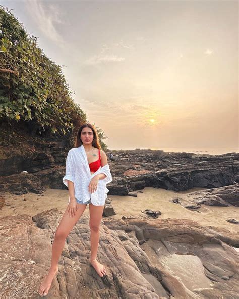Saniya Iyyappan Hot Photos Shared In Instagram While Celebrating Her Leisure Time In Goa