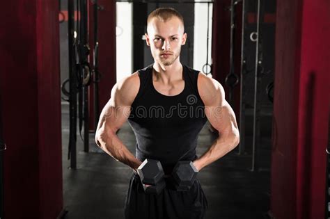 Hombre Que Ejercita Con Pesa De Gimnasia Imagen De Archivo Imagen De